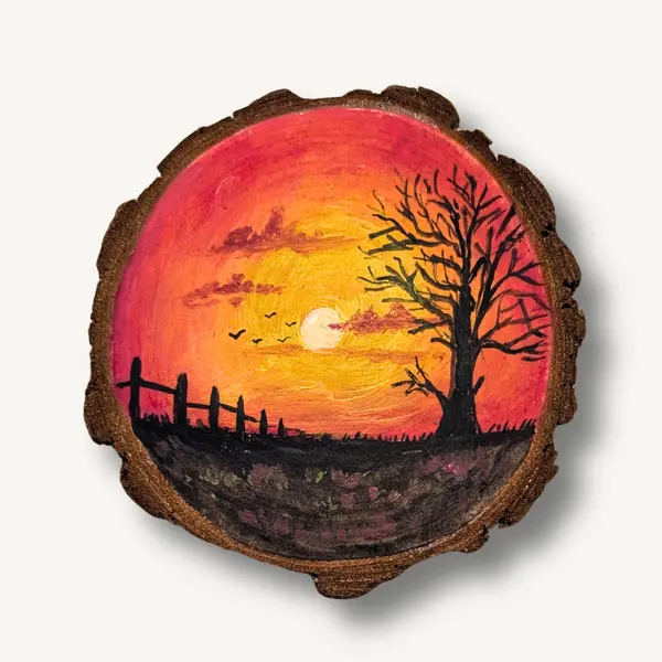 Handbemalte Holzscheibe mit einem Sonnenuntergang und Baum